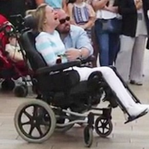 Χάρισε στην ανάπηρη σύζυγο του το πιο όμορφο δώρο για την επέτειο του γάμου τους&nbsp;[video]